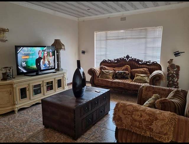 4 BEDROOM HOUSE FOR SALE IN KOSMOSPARK